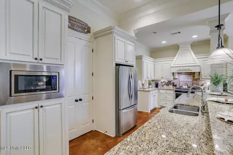 Kitchen - 222 Duclair Ct, Brandon, MS 39042 photo 2 of 4