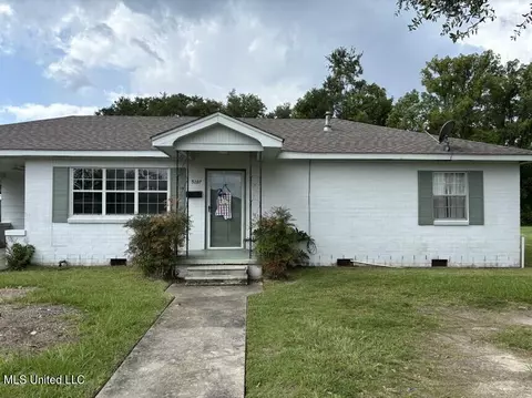5207 Lakeview Dr, Moss Point, MS 39562
