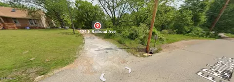 121 E Railroad Ave, Byhalia, MS 38611
