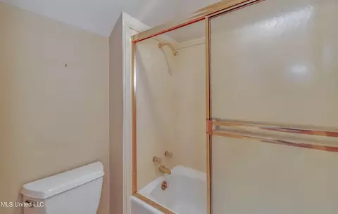 Bath - 2063 Brecon Dr, Jackson, MS 39211 photo 7 of 9