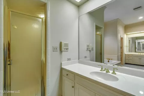 Bath - 2063 Brecon Dr, Jackson, MS 39211 photo 3 of 9