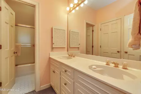 Bath - 2063 Brecon Dr, Jackson, MS 39211 photo 8 of 9