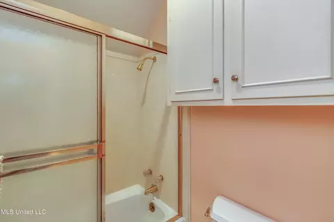 Bath - 2063 Brecon Dr, Jackson, MS 39211 photo 9 of 9