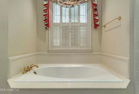 Bath - 2063 Brecon Dr, Jackson, MS 39211 photo 4 of 9