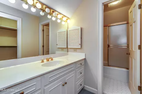 Bath - 2063 Brecon Dr, Jackson, MS 39211 photo 6 of 9