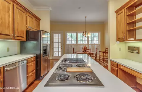 Kitchen - 2063 Brecon Dr, Jackson, MS 39211 photo 4 of 7