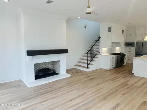 Living - 107 Commonwealth Dr, Madison, MS 39110 photo 2 of 2