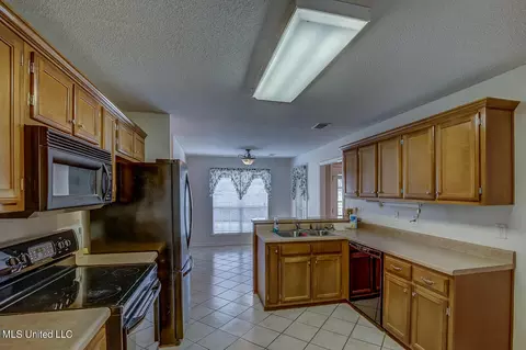 Kitchen - 1437 Chime Cv, Hernando, MS 38632 photo 2 of 3