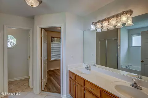 Bath - 1437 Chime Cv, Hernando, MS 38632 photo 2 of 3