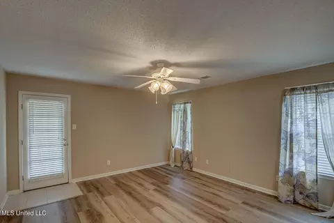 Living - 1437 Chime Cv, Hernando, MS 38632 photo 3 of 4