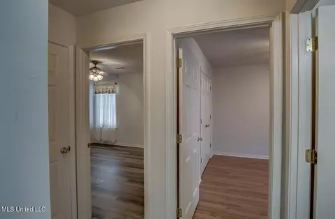 Entry Way - 1437 Chime Cv, Hernando, MS 38632 photo 2 of 2