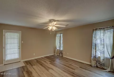 Living - 1437 Chime Cv, Hernando, MS 38632 photo 4 of 4