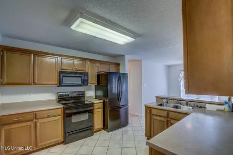 Kitchen - 1437 Chime Cv, Hernando, MS 38632 photo 3 of 3