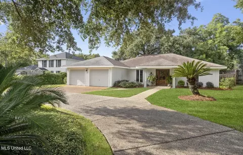 6 Greenbriar Dr, Gulfport, MS 39507