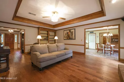Living - 33 Moss Woods Pl, Madison, MS 39110 photo 1 of 3