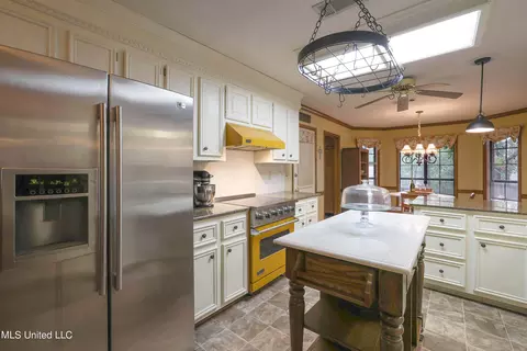 Kitchen - 33 Moss Woods Pl, Madison, MS 39110 photo 2 of 6