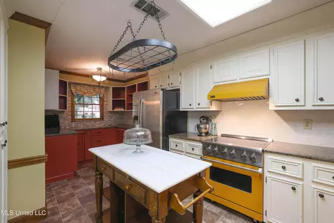Kitchen - 33 Moss Woods Pl, Madison, MS 39110 photo 4 of 6
