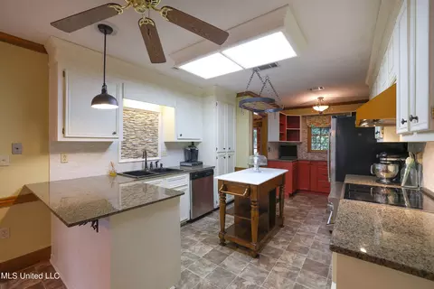Kitchen - 33 Moss Woods Pl, Madison, MS 39110 photo 3 of 6
