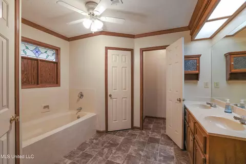 Bath - 33 Moss Woods Pl, Madison, MS 39110 photo 1 of 3