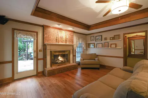 Living - 33 Moss Woods Pl, Madison, MS 39110 photo 3 of 3