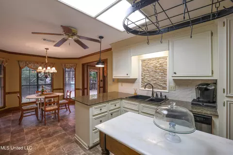 Kitchen - 33 Moss Woods Pl, Madison, MS 39110 photo 5 of 6