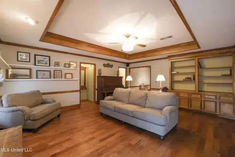 Living - 33 Moss Woods Pl, Madison, MS 39110 photo 2 of 3
