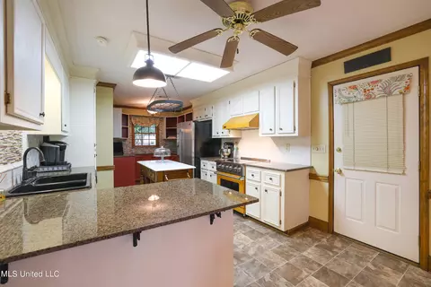 Kitchen - 33 Moss Woods Pl, Madison, MS 39110 photo 6 of 6