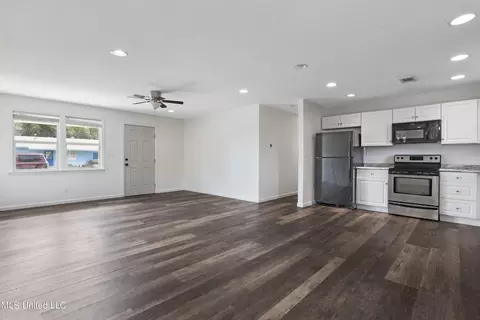 Living - 6 Leisha Dr, Long Beach, MS 39560 photo 1 of 7