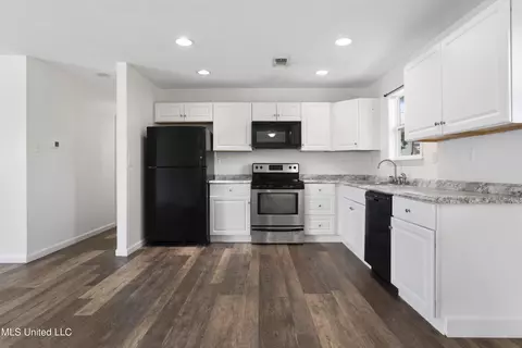 Kitchen - 6 Leisha Dr, Long Beach, MS 39560 photo 2 of 3