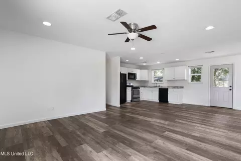Living - 6 Leisha Dr, Long Beach, MS 39560 photo 6 of 7