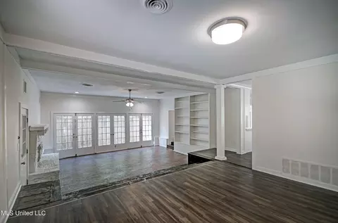 Living - 1806 Ridgeover Pl, Jackson, MS 39211 photo 2 of 6