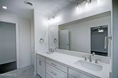 Bath - 1806 Ridgeover Pl, Jackson, MS 39211 photo 3 of 6