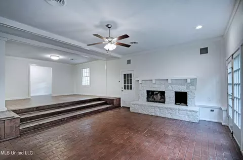 Living - 1806 Ridgeover Pl, Jackson, MS 39211 photo 6 of 6