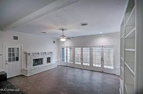 Living - 1806 Ridgeover Pl, Jackson, MS 39211 photo 4 of 6