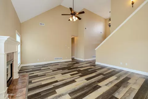 Living - 1296 Holly Springs Rd, Hernando, MS 38632 photo 3 of 3