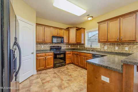 Kitchen - 1296 Holly Springs Rd, Hernando, MS 38632 photo 2 of 3