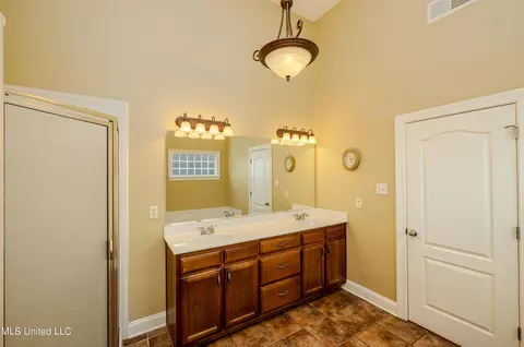 Bath - 1296 Holly Springs Rd, Hernando, MS 38632 photo 1 of 3