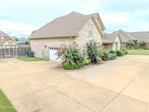 Exterior - 1296 Holly Springs Rd, Hernando, MS 38632 photo 4 of 13