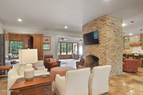 Living - 531 Hoy Rd, Madison, MS 39110 photo 3 of 5
