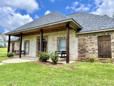 1030 Woodhaven Dr, Hazlehurst, MS 39083