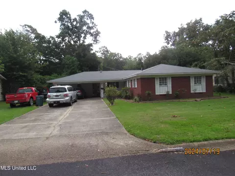 2118 Country Club Dr, Yazoo City, MS 39194
