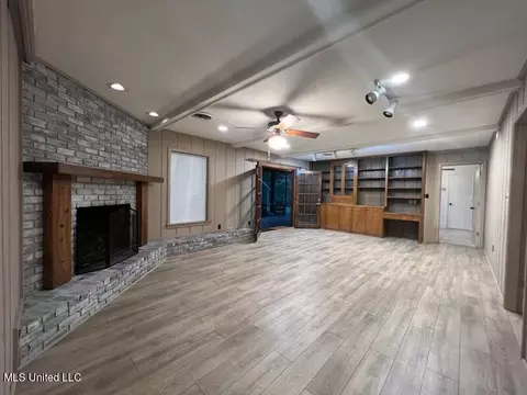 Living - 1523 Brecon Dr, Jackson, MS 39211 photo 2 of 5