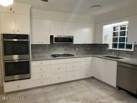 Kitchen - 1523 Brecon Dr, Jackson, MS 39211 photo 2 of 3