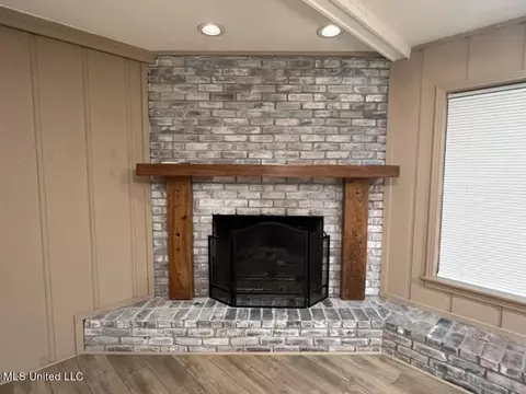 Living - 1523 Brecon Dr, Jackson, MS 39211 photo 4 of 5