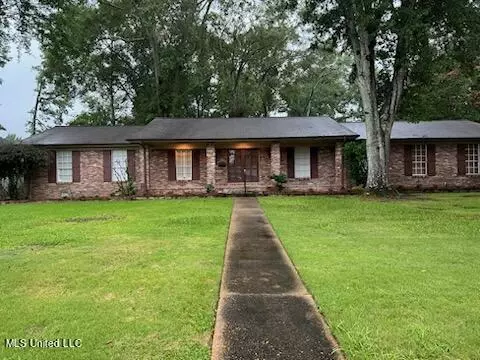 Exterior - 1523 Brecon Dr, Jackson, MS 39211 photo 2 of 6