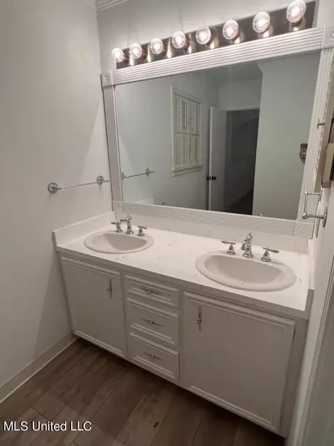 Bath - 1523 Brecon Dr, Jackson, MS 39211 photo 6 of 7