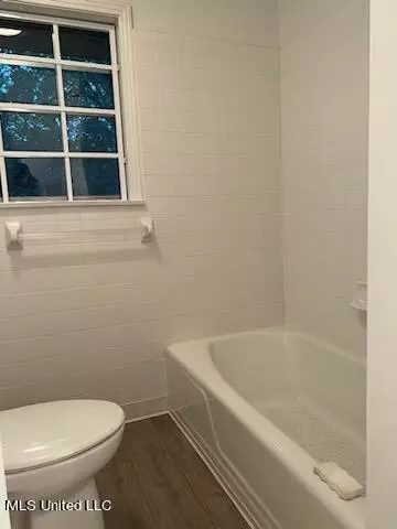Bath - 1523 Brecon Dr, Jackson, MS 39211 photo 3 of 7