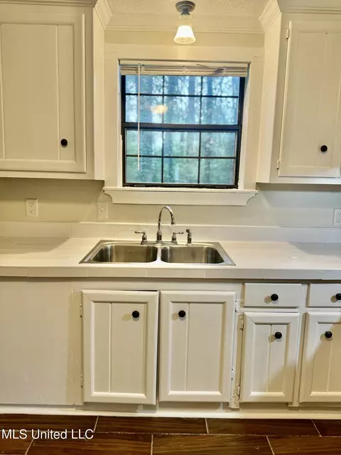 Kitchen - 1436 Lakeview Ave, Jackson, MS 39212 photo 2 of 5