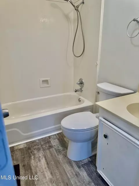Bath - 1436 Lakeview Ave, Jackson, MS 39212 photo 3 of 3