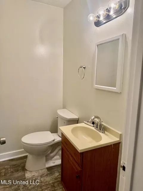 Bath - 1436 Lakeview Ave, Jackson, MS 39212 photo 1 of 3